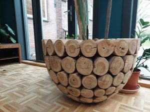 grote bloembak voor binnen, bloembak van boomstammetjes, ronde bloembak teak, teakhouten onderstel salontafel