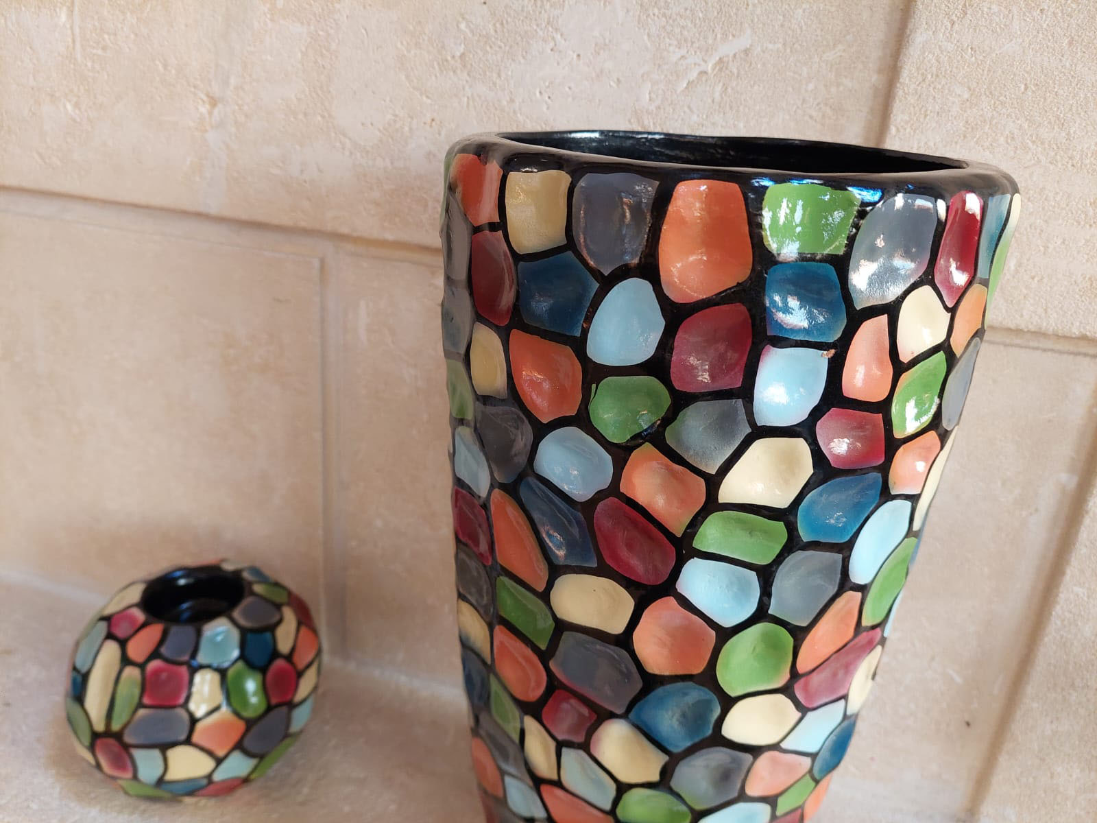 vaas kermamiek met gekleurde vakjes, uniek cadeau voor iedere gelegenheid, decoratieve vaas, vaas madu