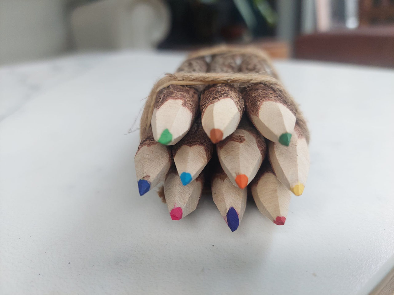 kleurpotloden van echt hout, kleurpotloden met boomschors, schors kleurpotlood, origineel schoencadeau