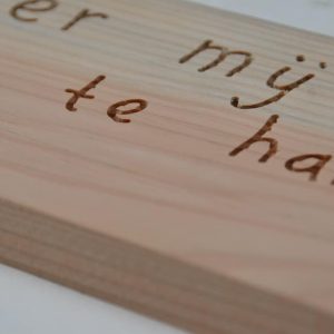 persoonlijke tekst in hout