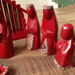 houten kerstgroep, rode houten kerststal, kerststal figuren
