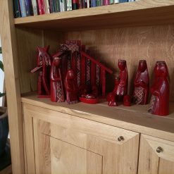 houten kerstgroep, rode houten kerststal, kerststal figuren