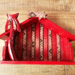 houten kerstgroep, rode houten kerststal, kerststal figuren