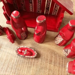 houten kerstgroep, rode houten kerststal, kerststal figuren