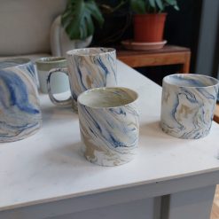 kinta koffiemok marmerlook, kinta kop marmer blauw geel