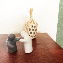 peper en zoutstel omhelzing, paartje peper en zoutstel, koppel peper en zoutstel