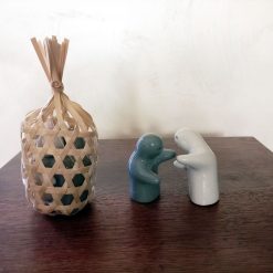 peper en zoutstel omhelzing, paartje peper en zoutstel, koppel peper en zoutstel