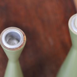 ranke houten kandelaar, kandelaar zandlopervorm, zandlopermodel kaarsenhouder, groene kandelaar hout, kinta kandelaar groen