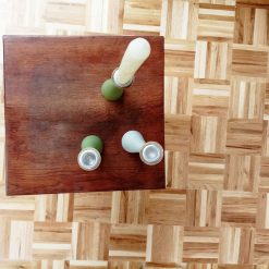 ranke houten kandelaar, kandelaar zandlopervorm, zandlopermodel kaarsenhouder, grijze kandelaar hout, kinta kandelaar grijs