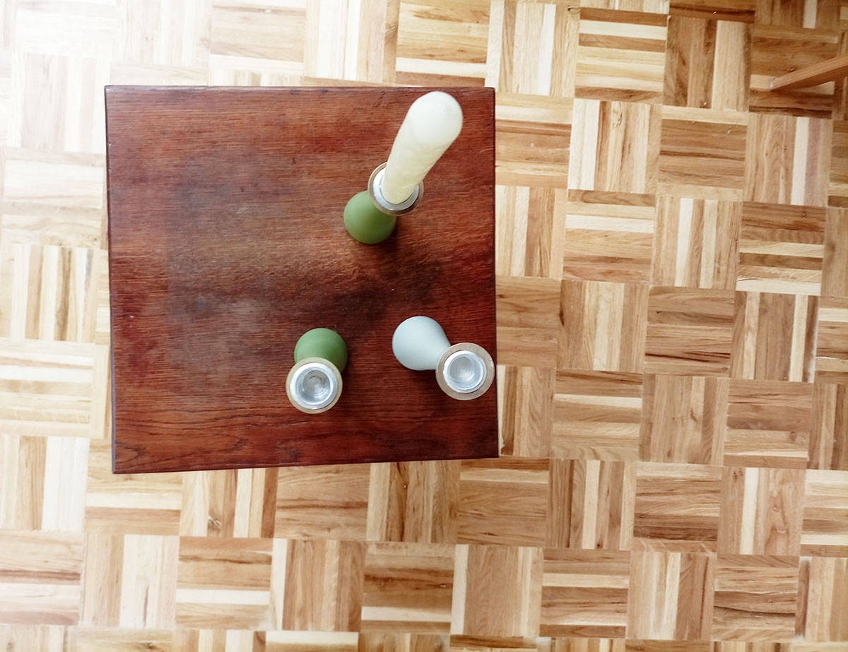 ranke houten kandelaar, kandelaar zandlopervorm, zandlopermodel kaarsenhouder, grijze kandelaar hout, kinta kandelaar grijs