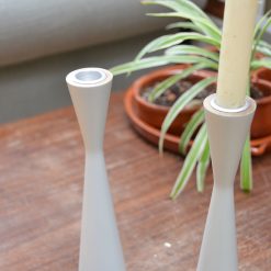 ranke houten kandelaar, kandelaar zandlopervorm, zandlopermodel kaarsenhouder, grijze kandelaar hout, kinta kandelaar grijs