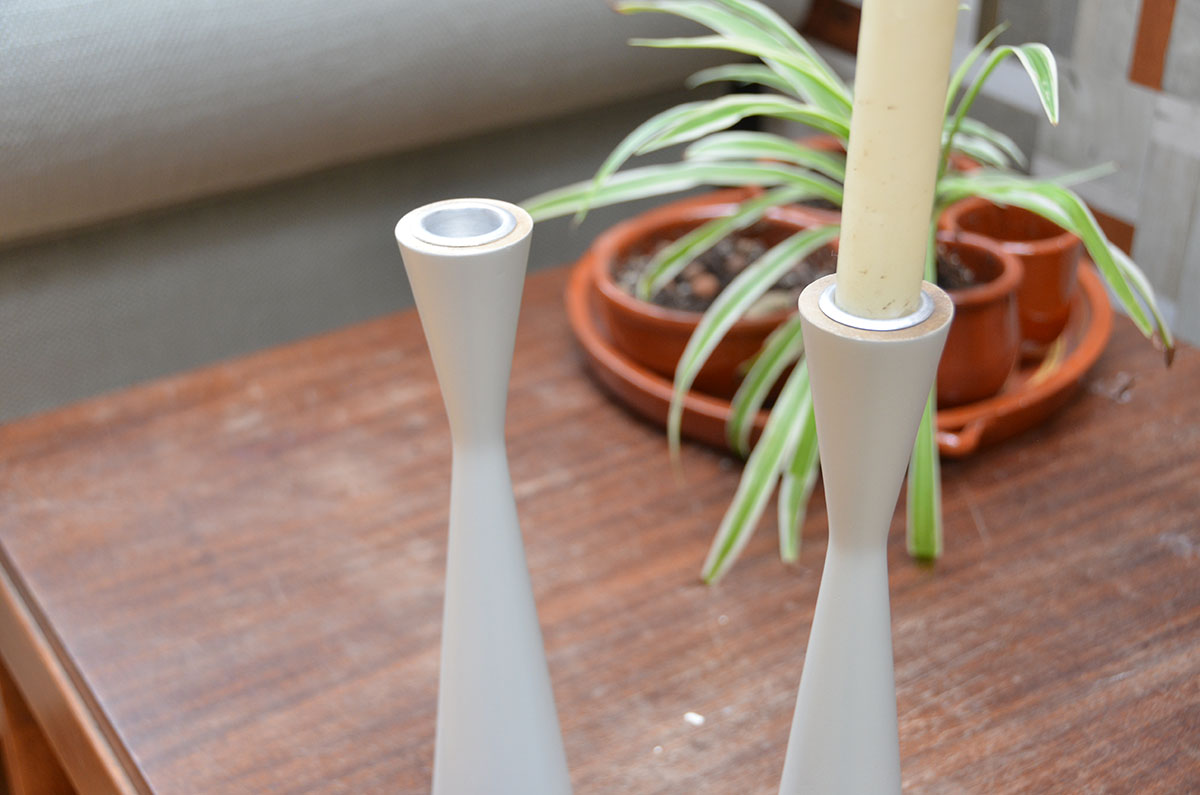 ranke houten kandelaar, kandelaar zandlopervorm, zandlopermodel kaarsenhouder, grijze kandelaar hout, kinta kandelaar grijs