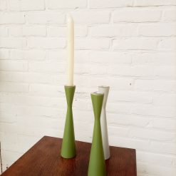 ranke houten kandelaar, kandelaar zandlopervorm, zandlopermodel kaarsenhouder, groene kandelaar hout, kinta kandelaar groen