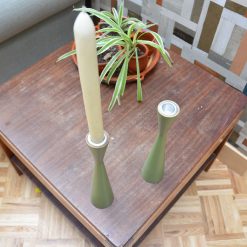 ranke houten kandelaar, kandelaar zandlopervorm, zandlopermodel kaarsenhouder, groene kandelaar hout, kinta kandelaar groen