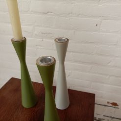 ranke houten kandelaar, kandelaar zandlopervorm, zandlopermodel kaarsenhouder, grijze kandelaar hout, kinta kandelaar grijs