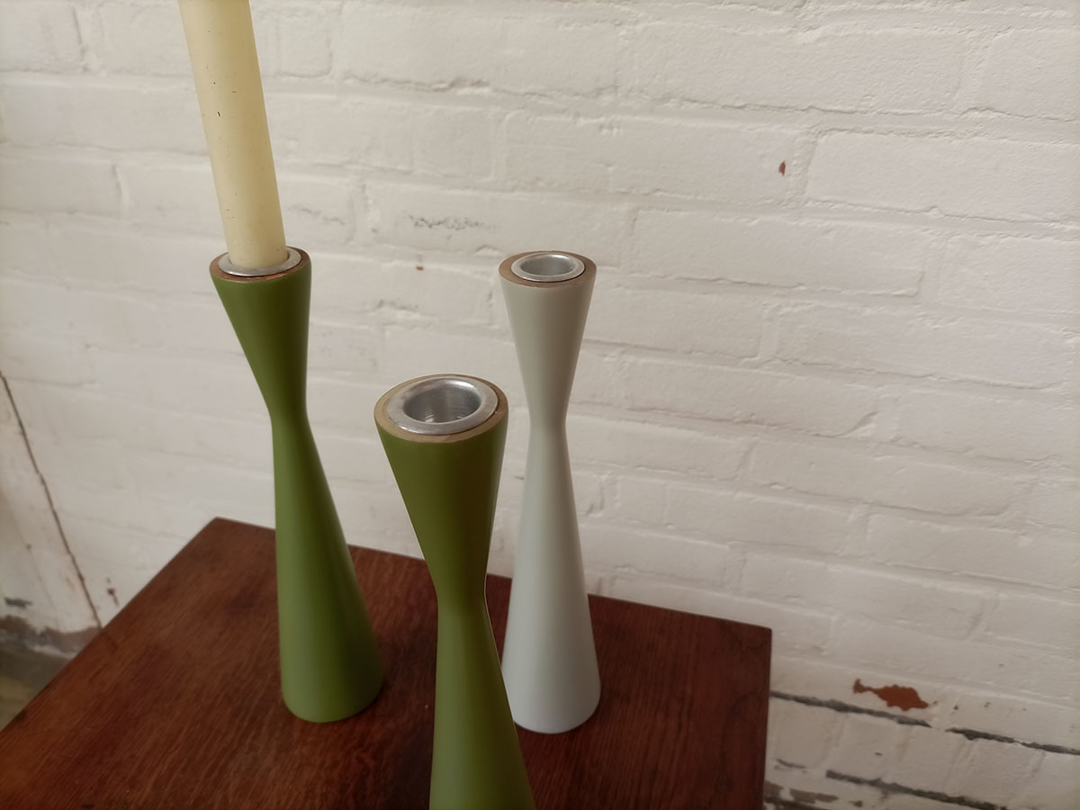 ranke houten kandelaar, kandelaar zandlopervorm, zandlopermodel kaarsenhouder, grijze kandelaar hout, kinta kandelaar grijs