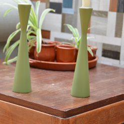 ranke houten kandelaar, kandelaar zandlopervorm, zandlopermodel kaarsenhouder, groene kandelaar hout, kinta kandelaar groen