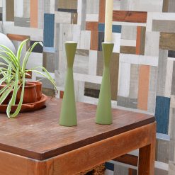 ranke houten kandelaar, kandelaar zandlopervorm, zandlopermodel kaarsenhouder, groene kandelaar hout, kinta kandelaar groen