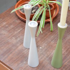 ranke houten kandelaar, kandelaar zandlopervorm, zandlopermodel kaarsenhouder, groene kandelaar hout, kinta kandelaar groen