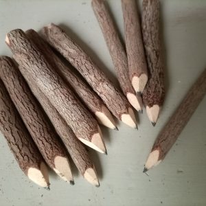 grijze potloden met schors, natuurlijk potlood, cadeau voor natuurmens