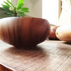 houten schaal op voetje, houten fruitschaal, houten saladekom, houten kom