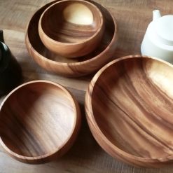 ruime houten schaal, houten fruitschaal uit een geheel, houten saladekom, kinta houten schaal