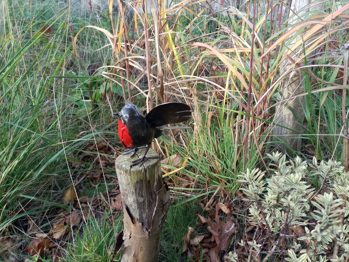 tuinbeeld metaal vogel, beeld roodborstje, vogel grafdecoratie