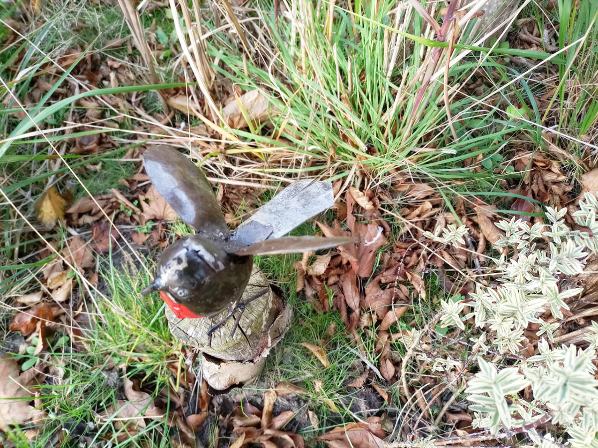 tuinbeeld metaal vogel, beeld roodborstje, vogel grafdecoratie