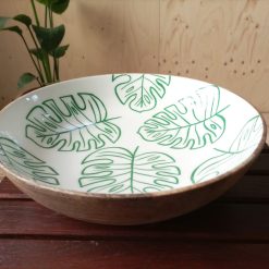 houten schaal met monstera bladeren, schaal groene bladeren, fruitschaal blad tekening, fairtrade schaal only natural