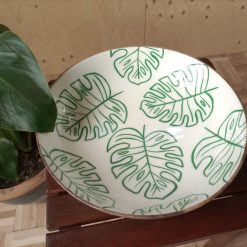 houten schaal met monstera bladeren, schaal groene bladeren, fruitschaal blad tekening, fairtrade schaal only natural