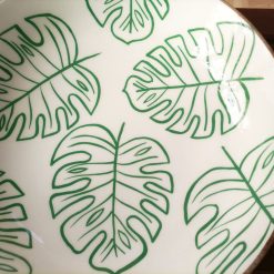 houten schaal met monstera bladeren, schaal groene bladeren, fruitschaal blad tekening, fairtrade schaal only natural
