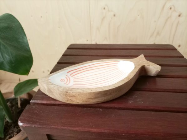 houten bord in visvorm, houten schaal vis, presentatieschaal vis