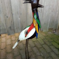 vogelbeeld metaal kraanvogel, tuinbeeld met kleur, vogelfiguur voor in de tuin, kraanvogel beeld, bijzondere tuindecoratie