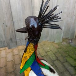 vogelbeeld metaal kraanvogel, tuinbeeld met kleur, vogelfiguur voor in de tuin, kraanvogel beeld, bijzondere tuindecoratie