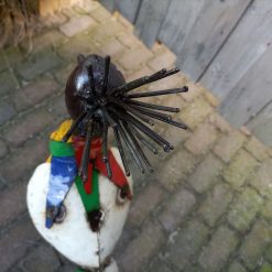 vogelbeeld metaal kraanvogel, tuinbeeld met kleur, vogelfiguur voor in de tuin, kraanvogel beeld, bijzondere tuindecoratie