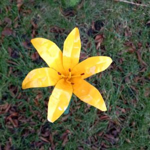 metalen tuinprikker gele bloem, ijzeren tuinsteker gele lelie, lelie van metaal, metalen grafdecoratie