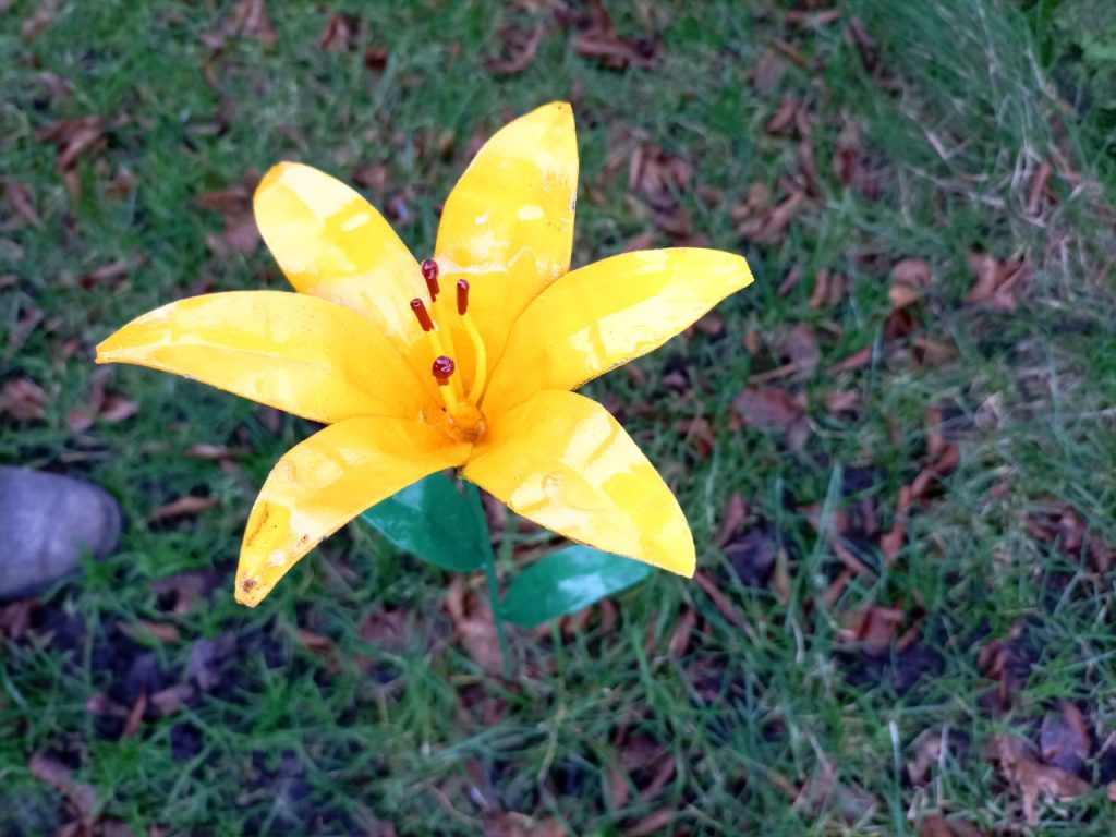 metalen tuinprikker gele bloem, ijzeren tuinsteker gele lelie, lelie van metaal, metalen grafdecoratie