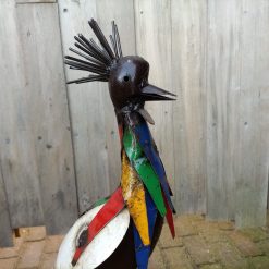 vogelbeeld metaal kraanvogel, tuinbeeld met kleur, vogelfiguur voor in de tuin, kraanvogel beeld, bijzondere tuindecoratie