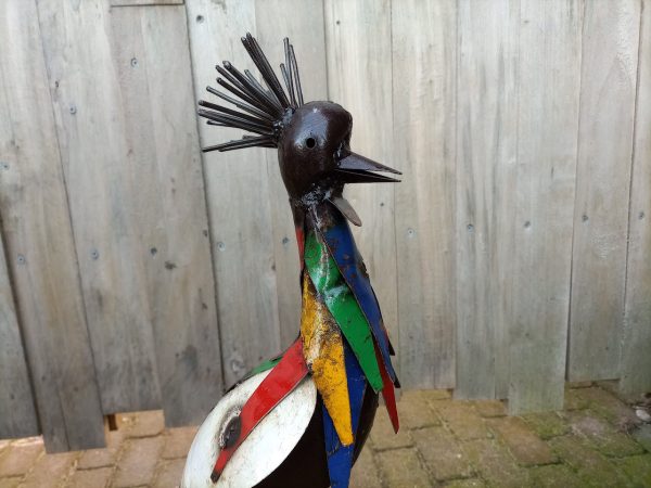 vogelbeeld metaal kraanvogel, tuinbeeld met kleur, vogelfiguur voor in de tuin, kraanvogel beeld, bijzondere tuindecoratie