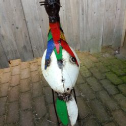 vogelbeeld metaal kraanvogel, tuinbeeld met kleur, vogelfiguur voor in de tuin, kraanvogel beeld, bijzondere tuindecoratie