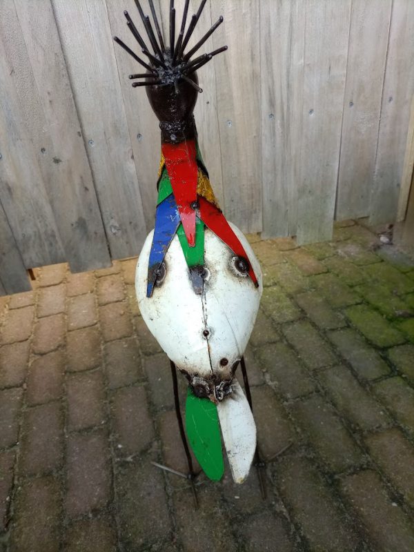 vogelbeeld metaal kraanvogel, tuinbeeld met kleur, vogelfiguur voor in de tuin, kraanvogel beeld, bijzondere tuindecoratie