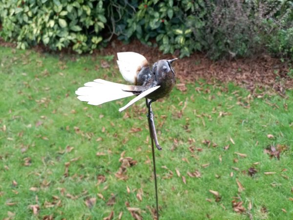 vogel tuinprikker wit en metaal, waaierstaartvogel piwakawa, grafdecoratie vogel