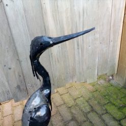tuinbeeld vogel reiger metaalkleur, vogel beeld van ijzer, beeld bij de vijver, metalen reiger