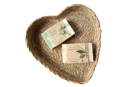 cadeaupakket moederdag, cadeaupakket juffendag, valentijnscadeau, mandje hartvorm cadeau, giftset hart met zeep