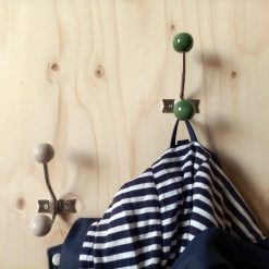 dubbele kapstokhaak retro, tijdloos wandhaak dubbel, wandhaak aardewerk, wandhaak met knop