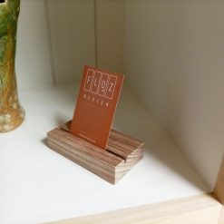 visitekaartjeshouder van hout, visitekaart tonen, visitekaartjeshouder voor 1 visitekaartje, prijsbordje, naambordje van hout