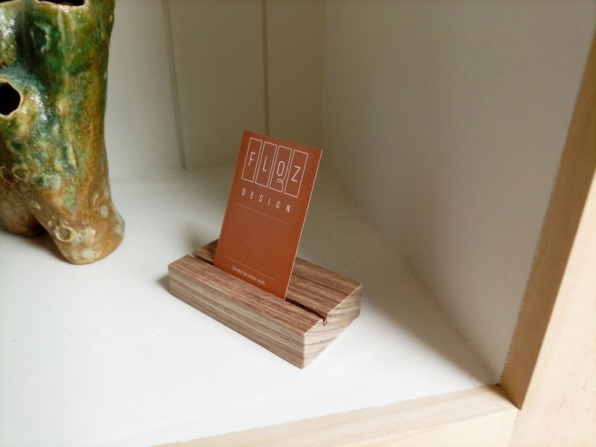 visitekaartjeshouder van hout, visitekaart tonen, visitekaartjeshouder voor 1 visitekaartje, prijsbordje, naambordje van hout