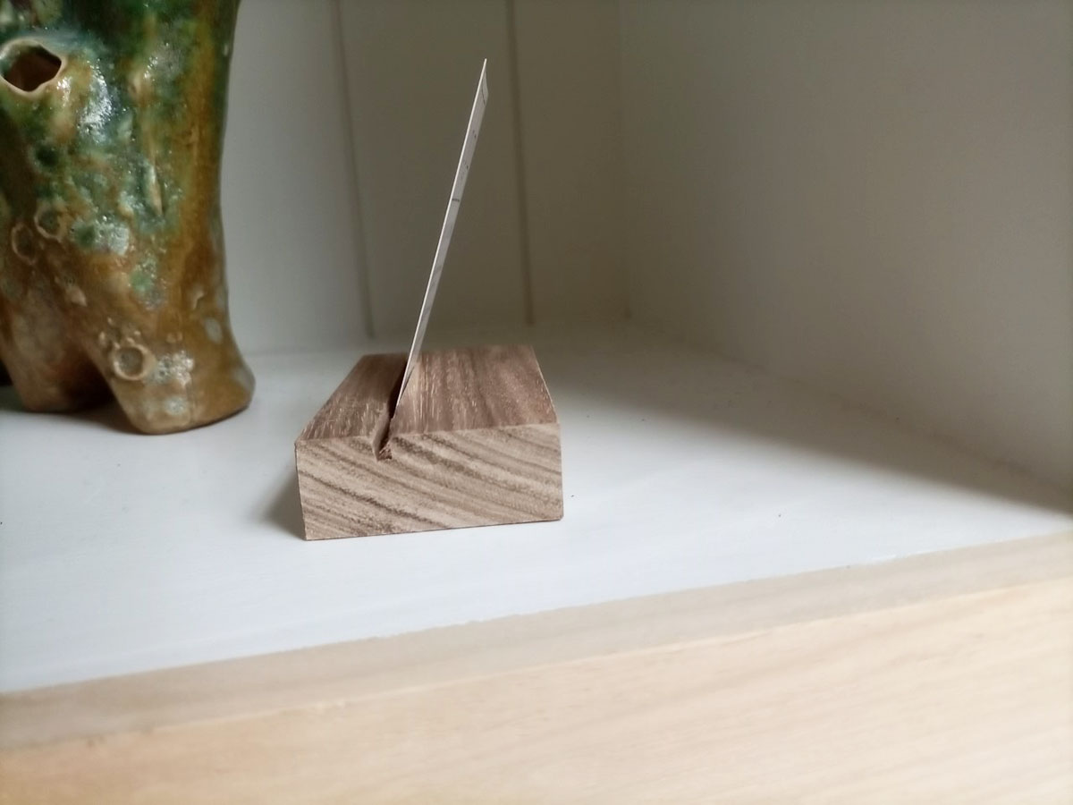 visitekaartjeshouder van hout, visitekaart tonen, visitekaartjeshouder voor 1 visitekaartje, prijsbordje, naambordje van hout