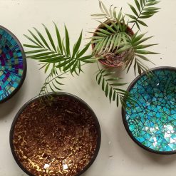 fruitschaal fairtrade mozaiek, mozaiekschaal chocoladebruin en geel, decoratieve schaal glasmozaiek, uniek cadeau voor hem of haar