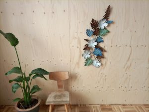 metalen muurdecoratie bloemen, bloemstuk metalen muurdecoratie, groot ornament bloemen aan muur